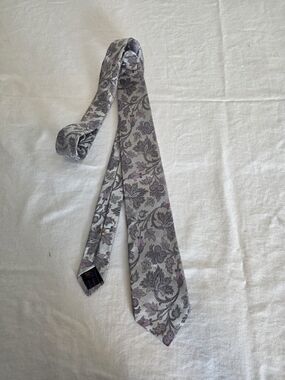 Broletto Silver Gray Floral Paisley Men's Tie - Elegant Formal Accessory